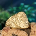 Anillo masónico vintage dorado con grabados florales y emblema G sobre madera - US 7 / Dorado