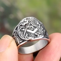 Primer plano de anillo masónico vintage con emblema de compás y escuadra en plata vieja - US 7 / Color Acero