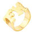 Vista macro detallada de un anillo dorado para hombre con diseño de corona pulida - US 7 / Dorado