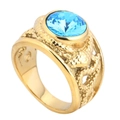 Anello vintage dorato con texture a scaglie e grande gemma ovale blu cielo al centro - US 7 / Color Acciaio