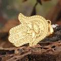 Goldener Hamsa-Hand-Anhänger mit Allsehendem Auge auf rustikalem Holzuntergrund - Einzelner Anhänger Gold