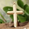 Colgante de cruz de acero de titanio dorado con textura de rayas verticales sobre madera - Dorado