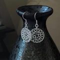 Orecchini a cerchio in argento S925 con fiori traforati vintage e gancio a pesce - Argento 925 / Stile Tondo Traforato Vintage (EHI103)