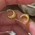 Gold S925 sterling silver C-shaped hoop earrings with hammered lava texture - 925 Silver / Gold (EHR118)