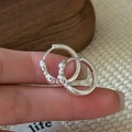 Orecchini a cerchio in argento sterling S925 con motivi a orso tra le dita - Argento 925 / Texture Lava Irregolare (EHR127)