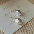Pendientes de gota minimalistas de plata S925 con acabado mate sobre una base de estilo rústico - Pendientes de Gota de Frijol Plateados Mate (EHK117) / Plata 925