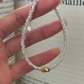 S925 Sterling Silber Perlenarmband mit Goldakzent und Herzanhänger in der Hand - Silber-Gold-Kontrast-Perlenarmband (1SL73-SG) / 925er Silber