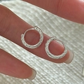 Pendientes de aro en plata de ley S925 con patrón de diamantes vintage y textura elegante - Plata 925 / Plateado (EHK090)