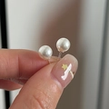 Vista detallada de pendientes de perlas blancas de 8mm con cierres de plata sujetos a mano - Estilo Redondo 6mm (EHL124) / Plata 925