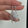 Hand met S925 sterling zilveren hangende oorbellen met ruitvormig metalen kwastje - 925 zilver / Zilver (EHI093)