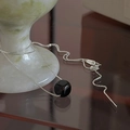 Collar de plata S925 con colgante cilíndrico negro sobre soporte de mármol - Plata 925 / Negro