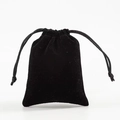 Sacchetto in velluto nero con coulisse per gioielli e piccoli regali su sfondo bianco - Sacchetto di Velluto Piccolo Nero (7x9cm)
