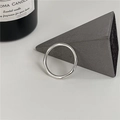 Minimalistische S925 sterling zilveren golfring met gepolijste afwerking op moderne achtergrond - HK Maat 18 / Ruit Gefacetteerd / Zilver