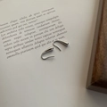 S925 Sterling Silber Tropfenohrringe im minimalistischen U-Design auf einer Buchseite - 925er Silber / Silber
