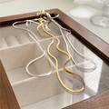 Detail von S925 Sterling Silber Schlangenkette in Gold und Silber auf einer Glasbox - 2.5mm(40+5cm) / Gold