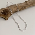 Détail de la chaîne trombone en argent S925 avec texture martelée sur support en bois - Style Épais (XLU024) / 45cm
