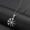 Collar minimalista de acero de titanio plateado con colgante de estrella sobre soporte negro - Plateado