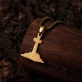 Vintage-Halskette mit Kreuzanhänger aus Edelstahl in Gold auf strukturiertem Holz - Gold