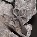 Pendentif croix Ankh noir mat avec chaîne box en acier inoxydable sur pierre grise - Noir