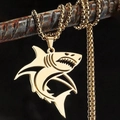Collana con ciondolo a squalo punk dorato da uomo appesa a una barra industriale - Oro