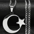 Collar minimalista de plata con estrella y luna sobre fondo de cuero negro - Cadena NK / Plateado