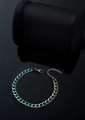 Détail macro du bracelet à maillons cubains en acier inoxydable coloré sur support noir - Bracelet-Style Chaîne Curb (7mm*18+5cm)