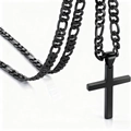 Macro detail van matzwarte roestvrijstalen Figaro-ketting en minimalistische kruishanger - Zwart