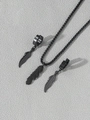 Dettaglio del set di gioielli da 3 pezzi in metallo nero con ciondoli a piuma e orecchini - Set con Zirconia Nera