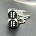 Collana punk retrò con pendente a doppio dado argentato e puntini bianchi e neri - Bianco