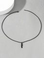 Dettaglio macro della collana con ciondolo piuma nera, finitura metallica e catena ad anelli - Collana Nera