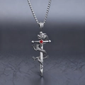 Collar de espada de dragón gótico con gema roja sobre fondo de cuero gris - Plata con colgante de piedra roja