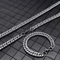 Detailansicht der silbernen Panzerkette Halskette und Armband aus Titanstahl Set - Set