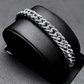 Poliertes silbernes Panzerarmband für Herren auf einem schwarzen Leder-Schmuckkissen - Armband / 18 Und 5