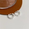 Orecchini a cerchio in argento sterling S925 con texture geometrica e finitura scintillante - Argento / Argento