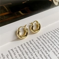 Polierte S925 Sterling Silber Goldene C-Form Creolen auf einem antiken Buch liegend - 925 Silber (Vergoldet) / Gold