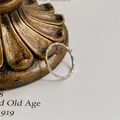 Schlanker S925 Sterlingsilber Ring mit gehämmerter Textur auf Vintage Hintergrund - US 5 / Gehämmerter Stil