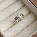 Detailansicht eines Vintage S925 Silberrings mit schwarzem Gittermuster und S925-Stempelung - Dünn