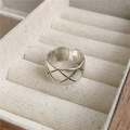 Makroaufnahme von S925 Sterlingsilber Ring mit Rautenmuster auf einer Samt-Schmuckschachtel - Breite Version