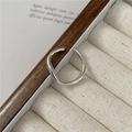 Anello minimalista in argento sterling S925 con design a onde su espositore in velluto - Aperto Regolabile / Stile Irregolare Aerodinamico (JZD017)