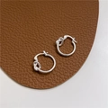 Minimalistische S925 Sterling Silber Knoten-Ohrringe auf braunem Lederdisplay - 925er Silber / Silber