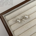 Elegantes pendientes de perlas de plata S925 en un joyero de lujo para mujer - Plata 925 / Oro Blanco