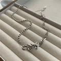 Collier nœud asymétrique en argent sterling S925 présenté dans un écrin de bijoux - Style Noeud de Coeur (XLS074)