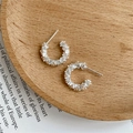 Boucles d'oreilles en argent sterling S925 en forme de C avec texture sur plateau bois - Argent 925 / Style Argenté à Texture Concassée (EHM055)