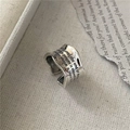 S925 Sterling Silber Breitbandring mit gravierten Buchstaben und Wellenkante auf Vintage Papier - Einstellbar Offen / Unregelmäßiger Wellen-Buchstaben-Stil (JZX088)
