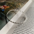 Minimalistischer S925 Sterlingsilber Armreif mit gedrehtem Design auf einem Buch - 925er Silber / Silber (SZQ018Silver)