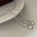 Collar minimalista de plata S925 con colgantes geométricos sobre bandeja de cerámica blanca - Collar (XLU008) / Plateado