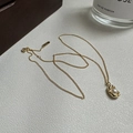 Elegante collana a pisello in argento S925 dorato con perla bianca su sfondo marmo - Oro
