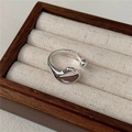 Minimalistischer S925 Sterlingsilber Ring mit Wellendesign auf einem Samttablett - Einstellbar Offen / Silber Unregelmäßiger Stil (JZE022)
