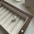 Minimalistischer S925 Sterling Silber Herzring offen präsentiert in einer Holzbox - Einstellbar Offen / Minimalistischer Herzstil (JZE007)