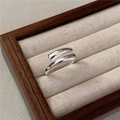 Minimalistischer S925 Sterling Silber Kreuzring mit polierter Oberfläche auf Holzdisplay - Einstellbar Offen / Minimalistischer Gekreuzter Stil (JZC051) / Silber